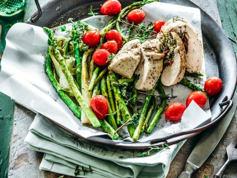 In just 35 minutes: Our recipe for green asparagus with stuffed chicken breast always works