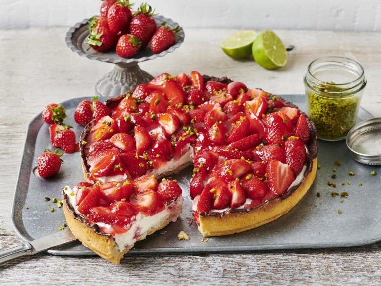 Strawberry cakes & tarts: 17 ingenious recipes that taste like summer
