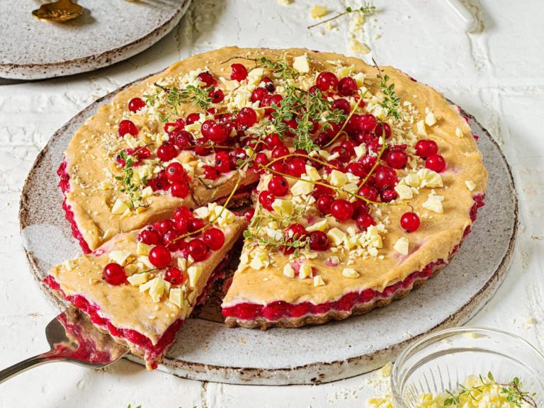 Cake with currants: Simple & juicy recipes